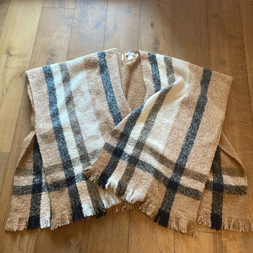 Women’s knitted poncho one size